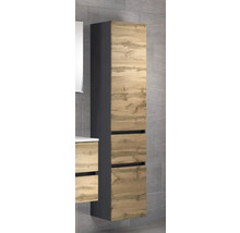Badezimmer-Hochschrank mit Fronten in Eichenoptik und anthrazitfarbenem Korpus, wandhängend montiert vor einer grauen Fliesenwand.