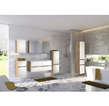 Modernes, helles Badezimmer mit weißen Möbeln in Eichenoptik, Waschbeckenunterschrank, Spiegelschrank, Hochschränken, Badewanne und Marmorfußboden.