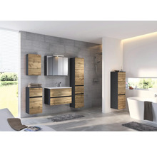 Modernes Badezimmer mit Möbelset in Holzoptik und Anthrazit, bestehend aus Waschtischunterschrank, Spiegelschrank und mehreren Hochschränken.