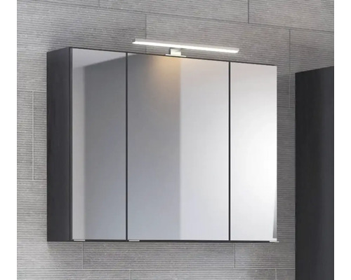 Dreitüriger Spiegelschrank für das Badezimmer mit integrierter LED-Aufsatzleuchte an einer Wand in Fliesenoptik.