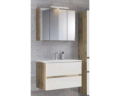 Moderner Badezimmer-Waschbeckenunterschrank mit zwei weißen Fronten und Holzdekor-Seiten sowie ein Spiegelschrank mit Beleuchtung.