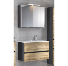Modernes Badmöbel-Set mit dreitürigem Spiegelschrank inklusive Beleuchtung und Waschtischunterschrank mit zwei Schubladen in Holzoptik.