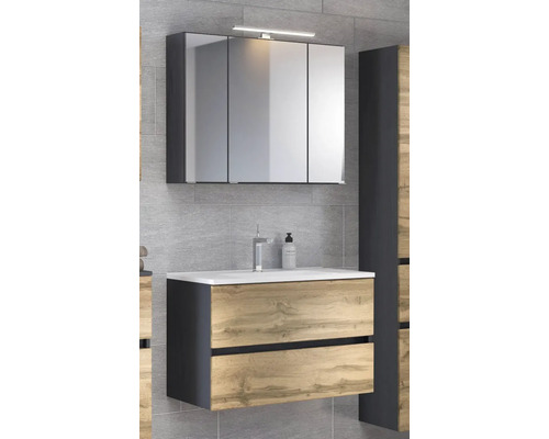 Modernes Badmöbel-Set mit dreitürigem Spiegelschrank inklusive Beleuchtung und Waschtischunterschrank mit zwei Schubladen in Holzoptik.