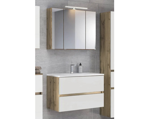 Modernes Badezimmermöbel-Set mit weißem Waschtischunterschrank in Holzoptik, Waschbecken und dreitürigem Spiegelschrank mit LED-Beleuchtung.