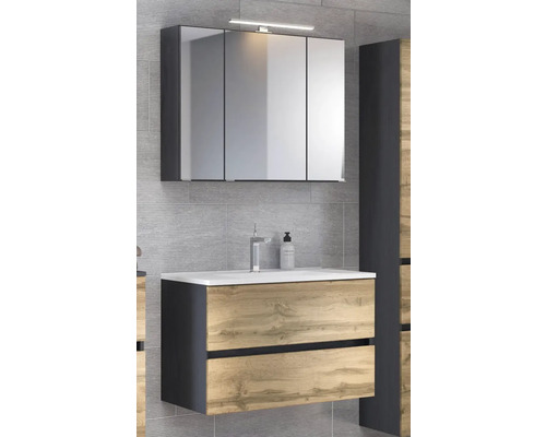 Badezimmermöbel-Set mit Waschtischunterschrank in Holzoptik, zwei Schubladen, weißem Waschbecken und dreitürigem Spiegelschrank mit Beleuchtung.