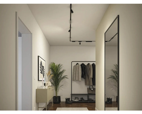 Flur mit Deckenstrahlern, Spiegel und Garderobe