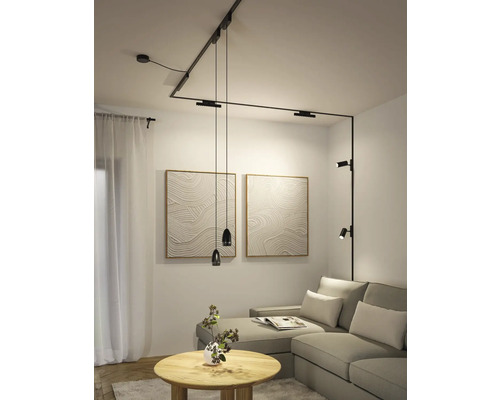Wohnzimmer mit Schienensystem, Pendelleuchten, Wandleuchten und Sofa