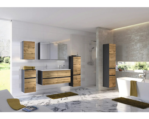Modernes Badezimmer mit Badmöbeln in Holzoptik, Waschbeckenunterschrank, Spiegelschrank, Hochschränken, Badewanne und Dusche.