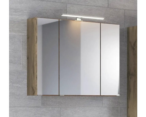 Dreitüriger Badezimmer-Spiegelschrank in Eichenoptik mit LED-Aufsatzleuchte.
