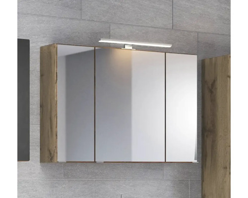 Dreitüriger Spiegelschrank für das Badezimmer mit integrierter LED-Beleuchtung und Korpus in Holzoptik.