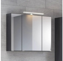 Dreitüriger Badezimmer-Spiegelschrank mit integrierter LED-Aufsatzleuchte und dunklem Korpus vor grauer Wand.