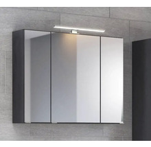Dreitüriger Spiegelschrank mit LED-Aufsatzleuchte und dunklem Korpus an einer grau gefliesten Wand.