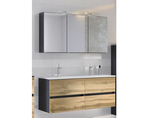 Modernes Badezimmer mit einem hölzernen Doppelwaschtisch, weißem Waschbecken und einem dreitürigen Spiegelschrank mit LED-Beleuchtung.