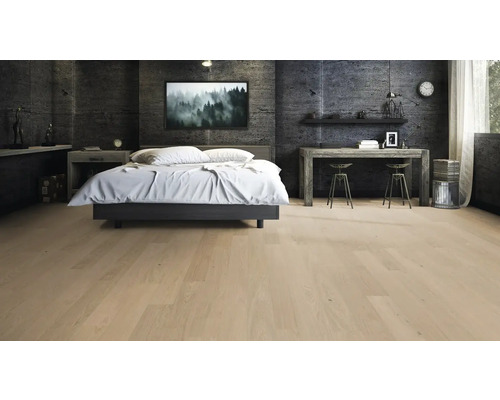 Schlafzimmer mit Bett, Schreibtisch und hellem Holzboden