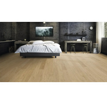 Helles Schlafzimmer mit Holzboden, Bett, Schreibtisch und Dekorationen.