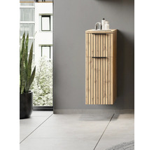 Wandhängender Bad-Hochschrank in Eichenoptik mit schwarzen Leisten und Griffen in einem modernen, hellen Badezimmer neben einer Pflanze.