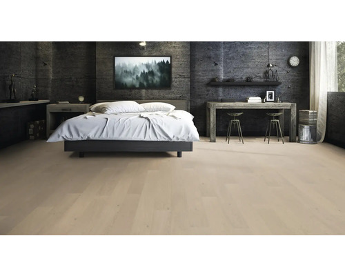Schlafzimmer mit Bett, Schreibtisch und hellem Holzboden
