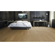 Schlafzimmer mit Bett, Schreibtisch und hellem Holzboden