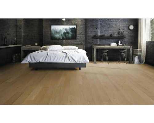 Schlafzimmer mit Bett, Schreibtisch und hellem Holzboden
