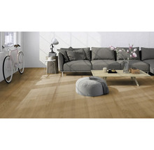 Heller Wohnraum mit Holzboden, Sofa und Dekoration