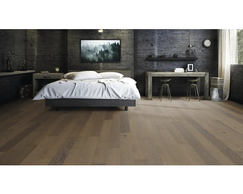 Schlafzimmer mit Bett, Nachttisch, Schreibtisch und Holzboden