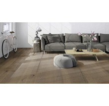 Wohnzimmer mit Sofa, Tisch und Holzboden