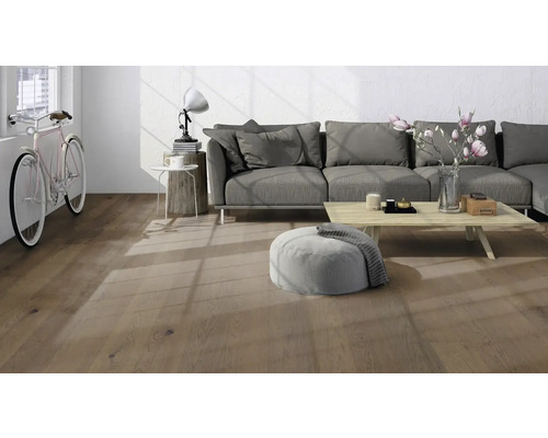 Wohnzimmer mit Sofa, Tisch und Holzboden