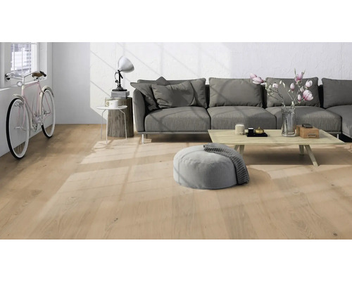 Wohnzimmer mit Holzboden, Sofa, Tisch und Dekoration