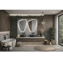 Badezimmer mit Doppelwaschtisch, Spiegeln, Badewanne und Dekorationen für eine entspannende Atmosphäre