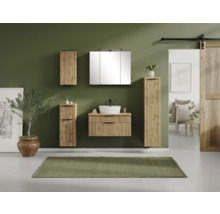 Modernes, aufgeräumtes Badezimmer-Set in Eichenoptik mit Lamellen-Fronten, Waschbeckenunterschrank, Aufsatzbecken, Spiegelschrank und Hochschränken.