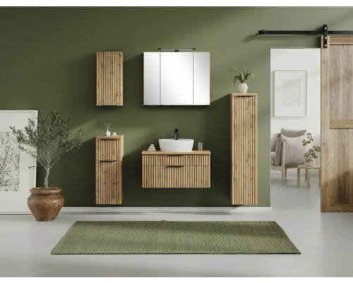 Modernes, aufgeräumtes Badezimmer-Set in Eichenoptik mit Lamellen-Fronten, Waschbeckenunterschrank, Aufsatzbecken, Spiegelschrank und Hochschränken.