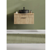 Modernes organisiertes Badezimmer mit wandhängendem Waschbeckenunterschrank aus Holz, Lamellenfront, schwarzem Aufsatzwaschbecken und Teppich.