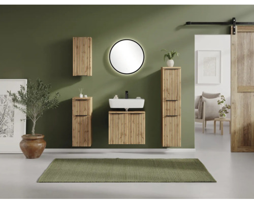 Modernes Badezimmer-Set mit Holzlamellen-Fronten, weißem Waschbecken, rundem beleuchtetem Spiegel und wandhängenden Hochschränken.