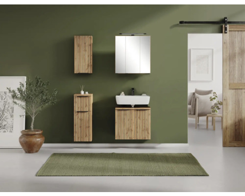 Organisiertes Badezimmer mit Badmöbel-Set aus Holz in Lamellen-Optik, weißem Keramik-Waschtisch, Spiegelschrank und passenden Seitenschränken.