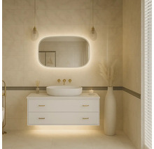 Modernes Badezimmer mit Waschtisch, Spiegel mit Beleuchtung und dekorativen Elementen