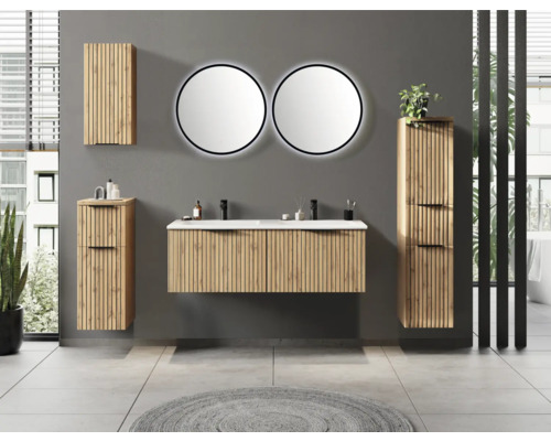 Modernes Badezimmermöbel-Set in Holzoptik mit Lamellenfront, Doppelwaschbecken, zwei hinterleuchteten Rundspiegeln und passenden Hochschränken.