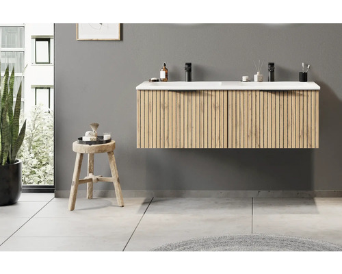 Modernes Badezimmer mit wandhängendem Doppelwaschtisch in Eichenoptik mit Lamellenfront, weißem Doppelwaschbecken, schwarzen Armaturen und Holzhocker.