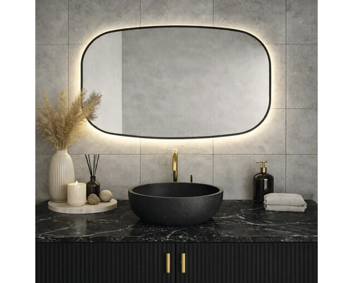 Badezimmer mit schwarzem Waschtisch, rundem Waschbecken und beleuchtetem Spiegel