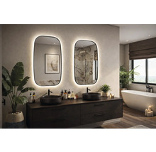 Badezimmer mit Waschtisch, zwei Waschbecken und zwei beleuchteten Spiegeln