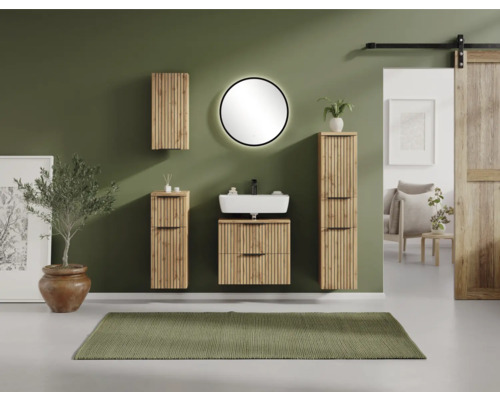 Modernes, organisiertes Badezimmer mit Badmöbel-Set in Holzoptik und Lamellen-Design, inklusive rundem Spiegel, hohen Schränken und einer Schiebetür.