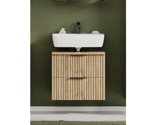 Wandhängender Waschtischunterschrank in Eichenoptik mit Lamellen-Design, weißem Aufsatzwaschbecken und schwarzer Armatur.