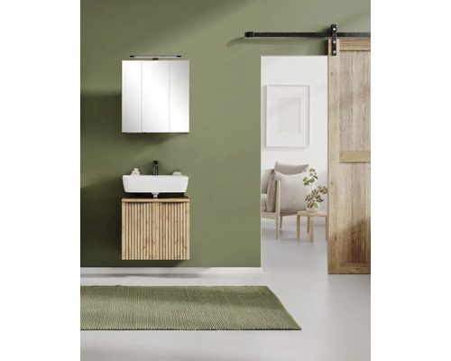 Modernes Badmöbel-Set mit wandhängendem Unterschrank in Holzoptik mit Lamellen-Design, Aufsatzwaschbecken und dreitürigem Spiegelschrank.