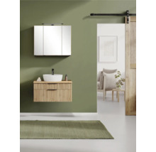 Modernes Badezimmer mit Waschtischunterschrank in Holzoptik mit Lamellen, weißem Aufsatzwaschbecken, Spiegelschrank und Schiebetür aus Holz.