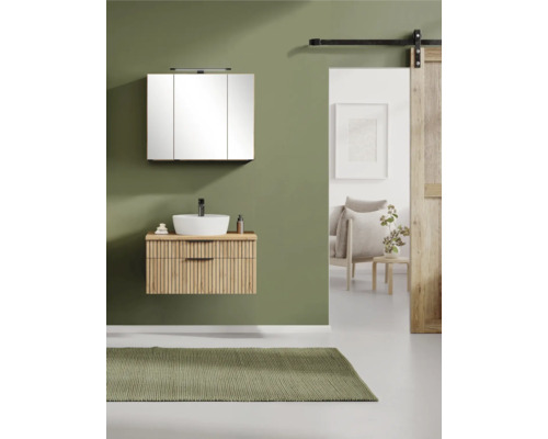 Modernes Badezimmer mit Waschtischunterschrank in Holzoptik mit Lamellen, weißem Aufsatzwaschbecken, Spiegelschrank und Schiebetür aus Holz.