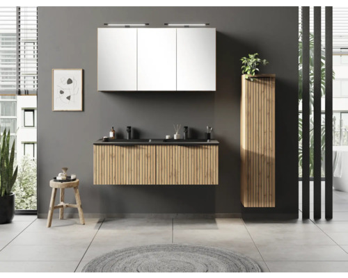 Modernes Badezimmer-Set mit hängendem Doppelwaschtisch in Holzoptik mit Lamellen-Front, schwarzem Becken, Spiegelschrank und Hochschrank.