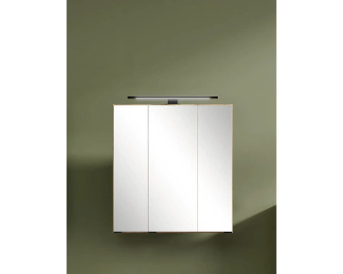 Dreitüriger Spiegelschrank fürs Badezimmer mit integrierter LED-Aufsatzleuchte.