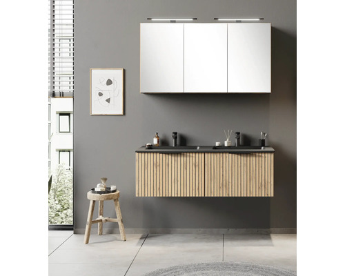 Moderner Doppelwaschtisch mit Holzlamellen-Front, schwarzem Doppelwaschbecken und dreitürigem Spiegelschrank vor grauer Wand.