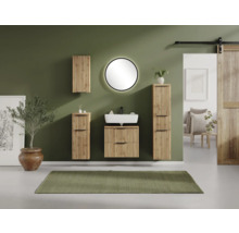 Modernes, organisiertes Badezimmer mit Badmöbel-Set in Holzoptik und Lamellen-Design, inklusive rundem Spiegel, hohen Schränken und einer Schiebetür.