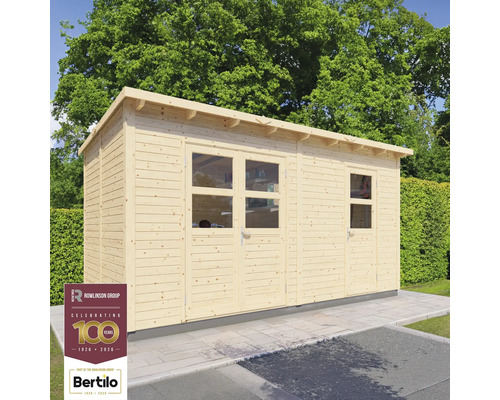 Holzgartenhaus mit Fenstern und Türen vor Bäumen und Rowlinson Group Logo