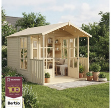 Holzgartenhaus mit Terrasse, Möbeln und dekorativen Pflanzen im Garten